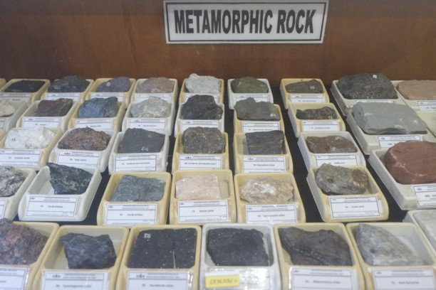 Laboratorium Petrografi & Mineral Optik